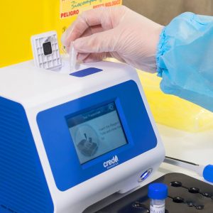 Sanitaria analizando una prueba PCR